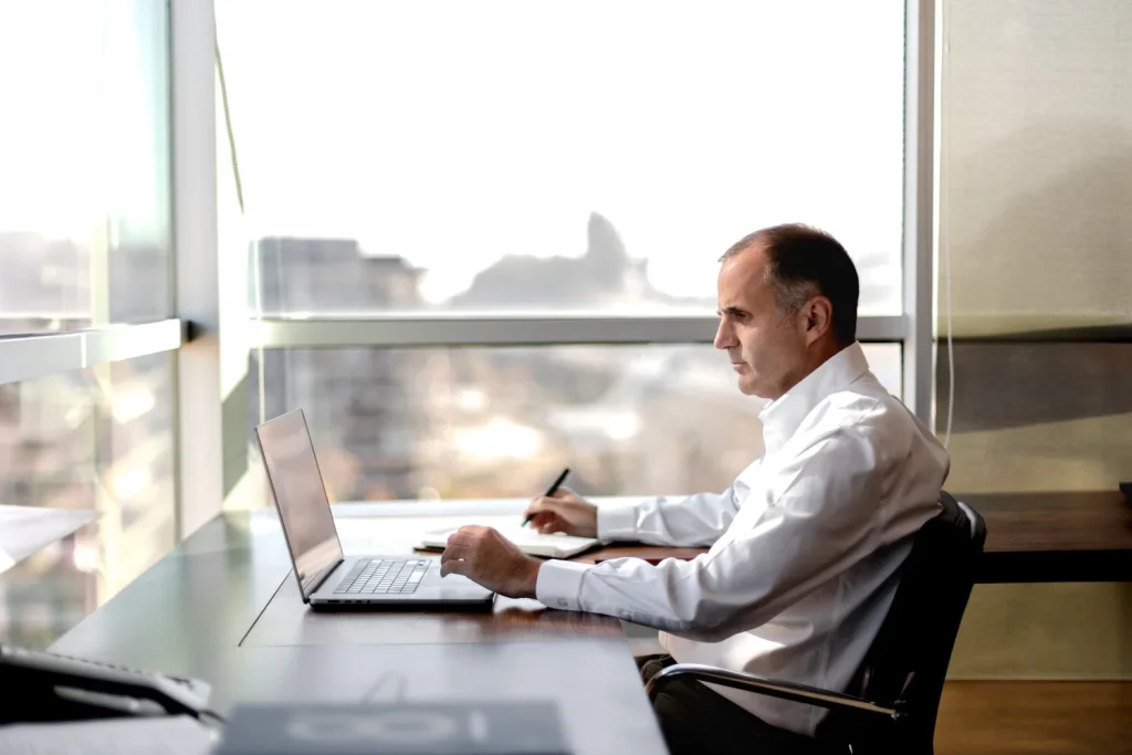 Consultor Vinson trabajando en oficina