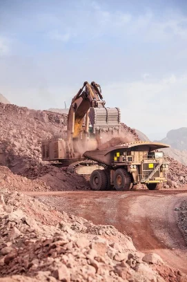 Excavadora cargando un camión minero