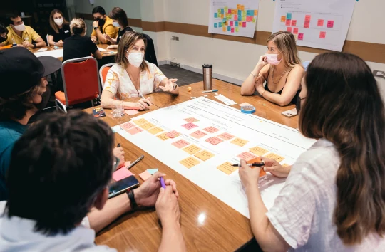 Taller de trabajo con notas adhesivas sobre la mesa